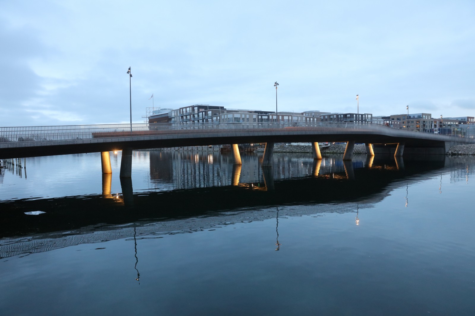 <h1>Sikkerhedsbelysning på Alfred Nobels Bro</h1><h4>Belysning uden lysspild</h4><a href='https://www.retailreflexions.com/referencer/alfred-nobels-bro-i-kbenhavn'>Læs mere <i class='icon-arrow-right'></i></a>