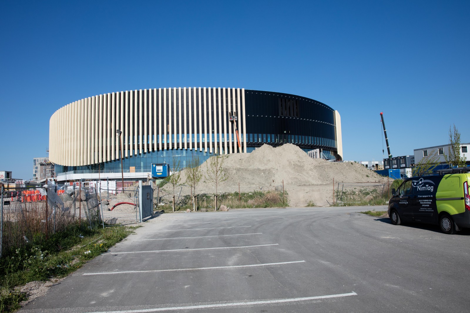 <h1>Royal Arena København</h1><h4>Belysning af lobby arealer med special udviklede armaturer for montage i lamellofter</h4>