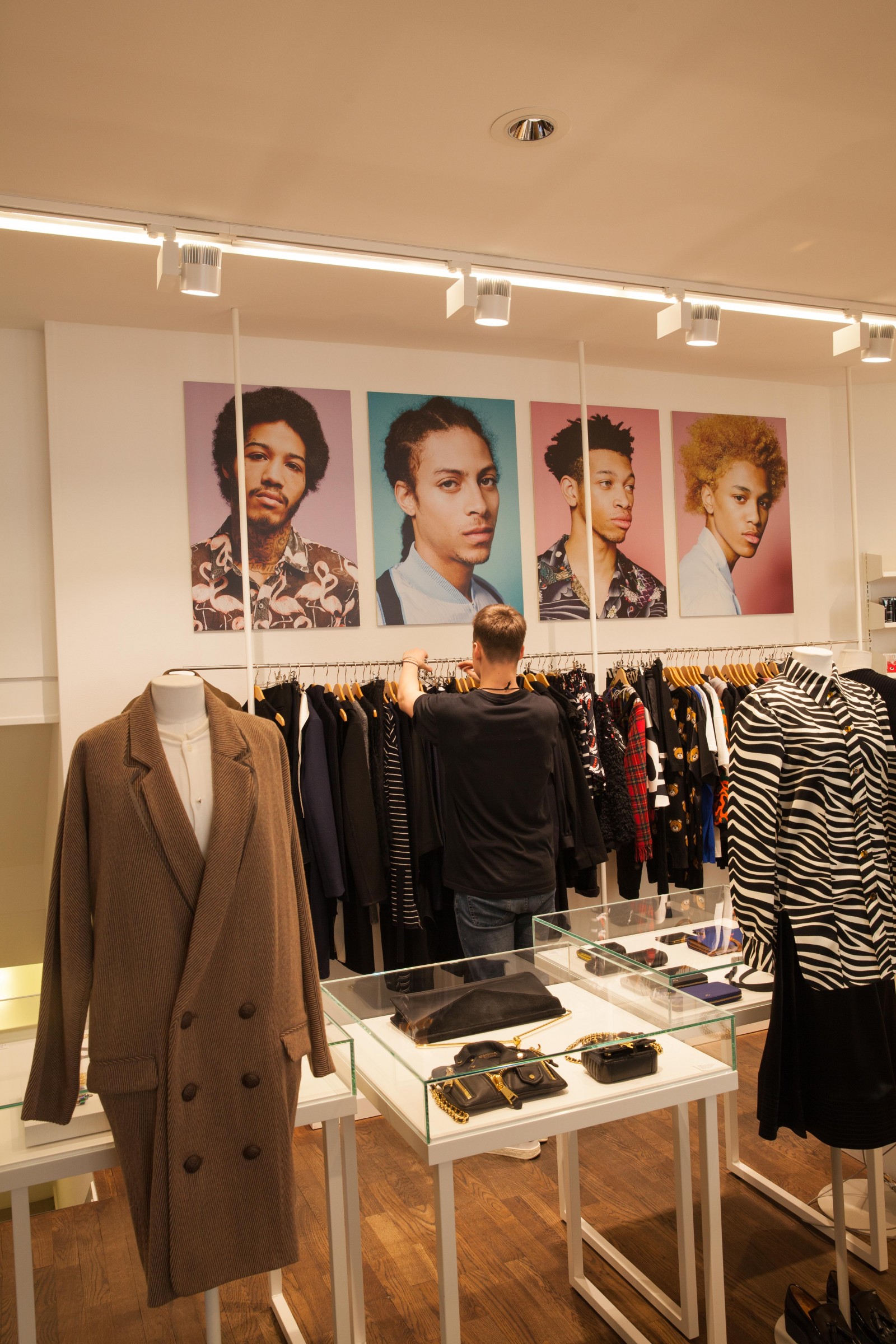 <h1>Storm Fashion Design</h1><h4>Lyset er en vigtig del af at præsentere varerne i forretningen på med farver og detaljer.</h4>